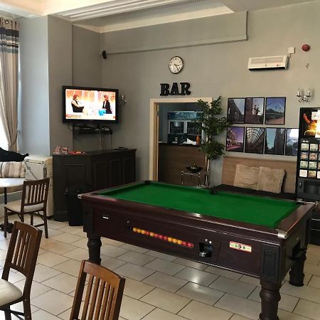 Newcastle West Hotel & Bar Екстер'єр фото