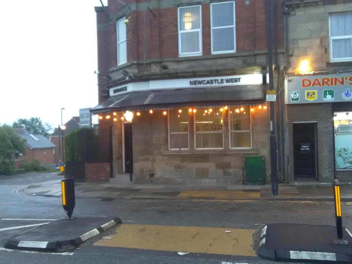 Newcastle West Hotel & Bar Екстер'єр фото