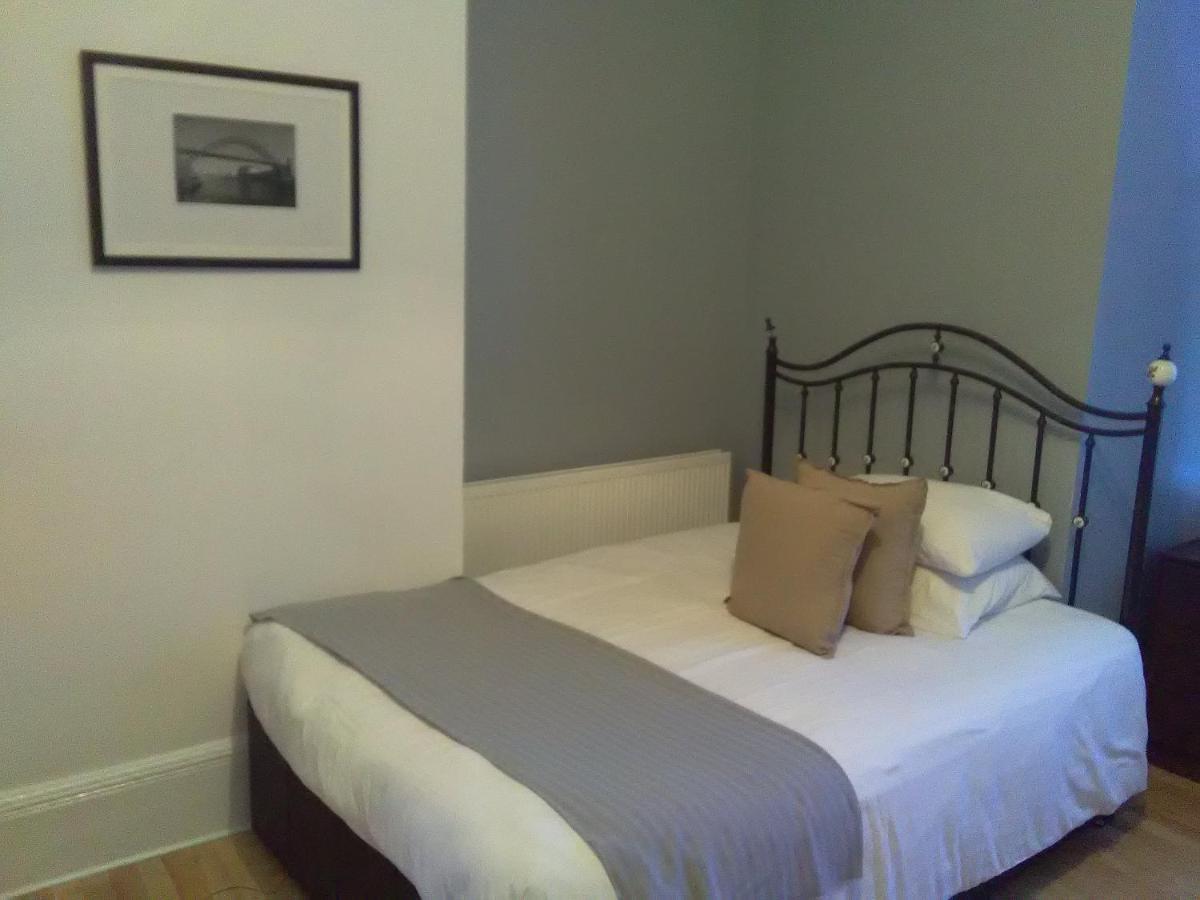 Newcastle West Hotel & Bar Екстер'єр фото