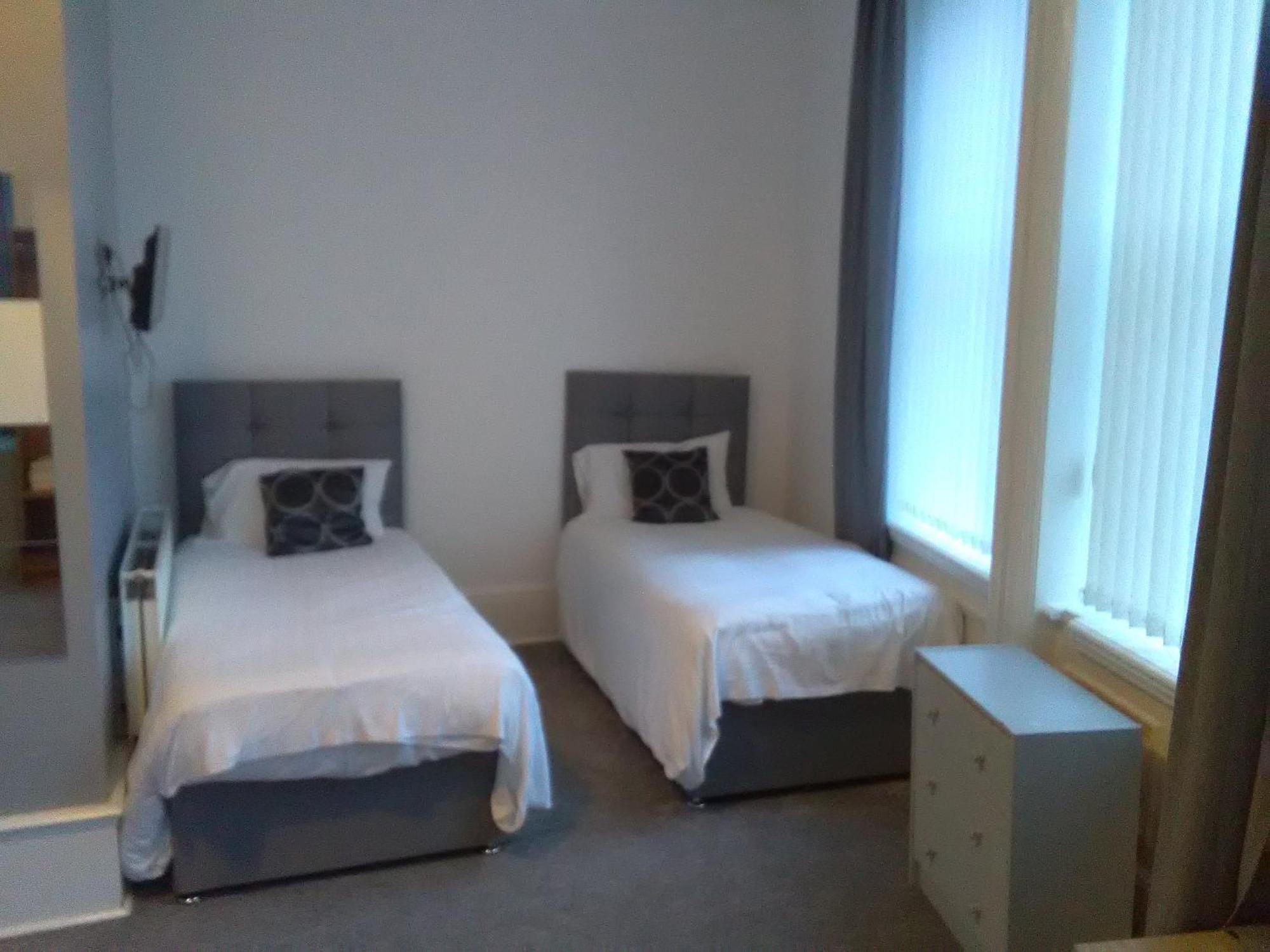 Newcastle West Hotel & Bar Номер фото