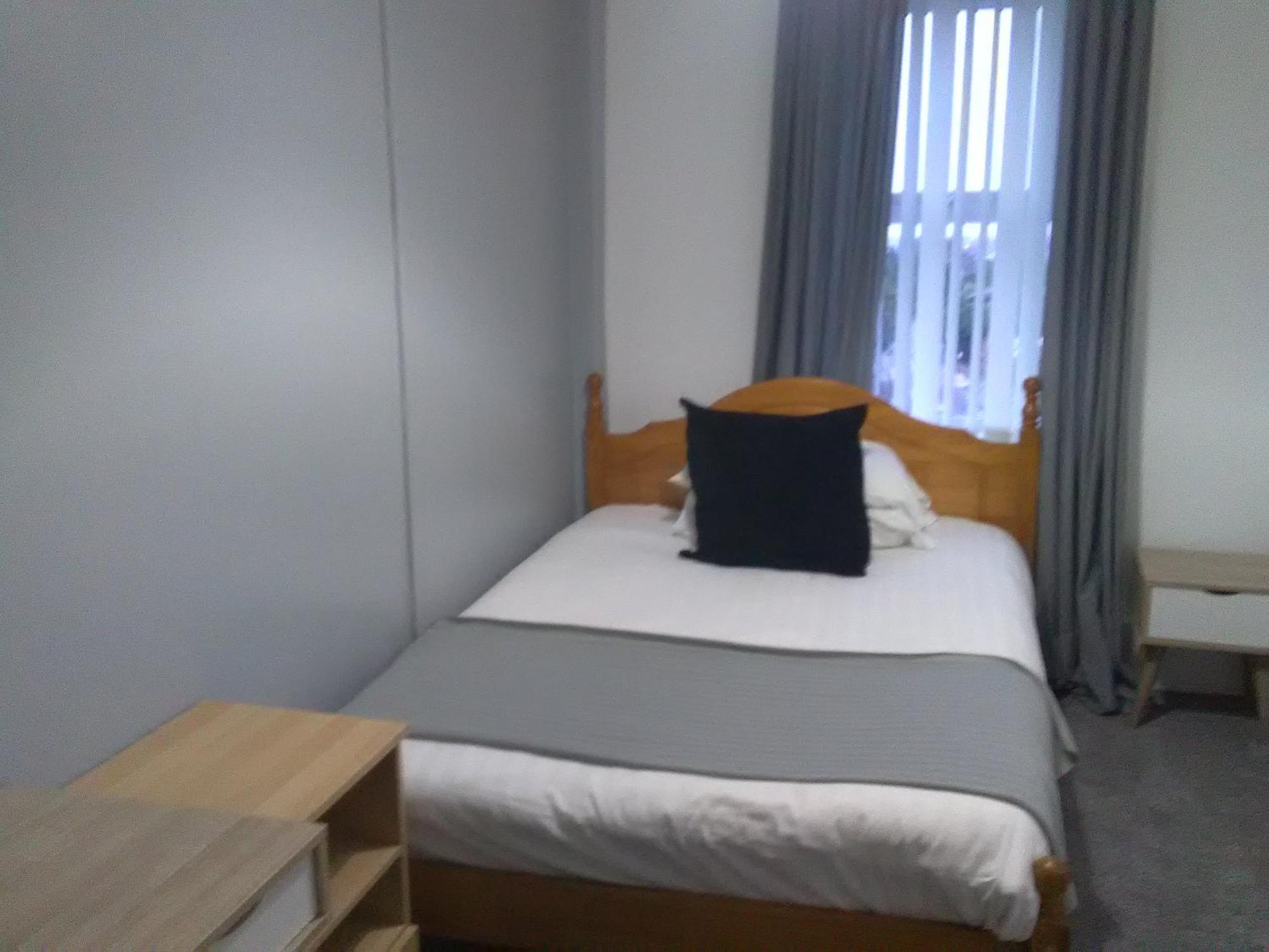 Newcastle West Hotel & Bar Номер фото