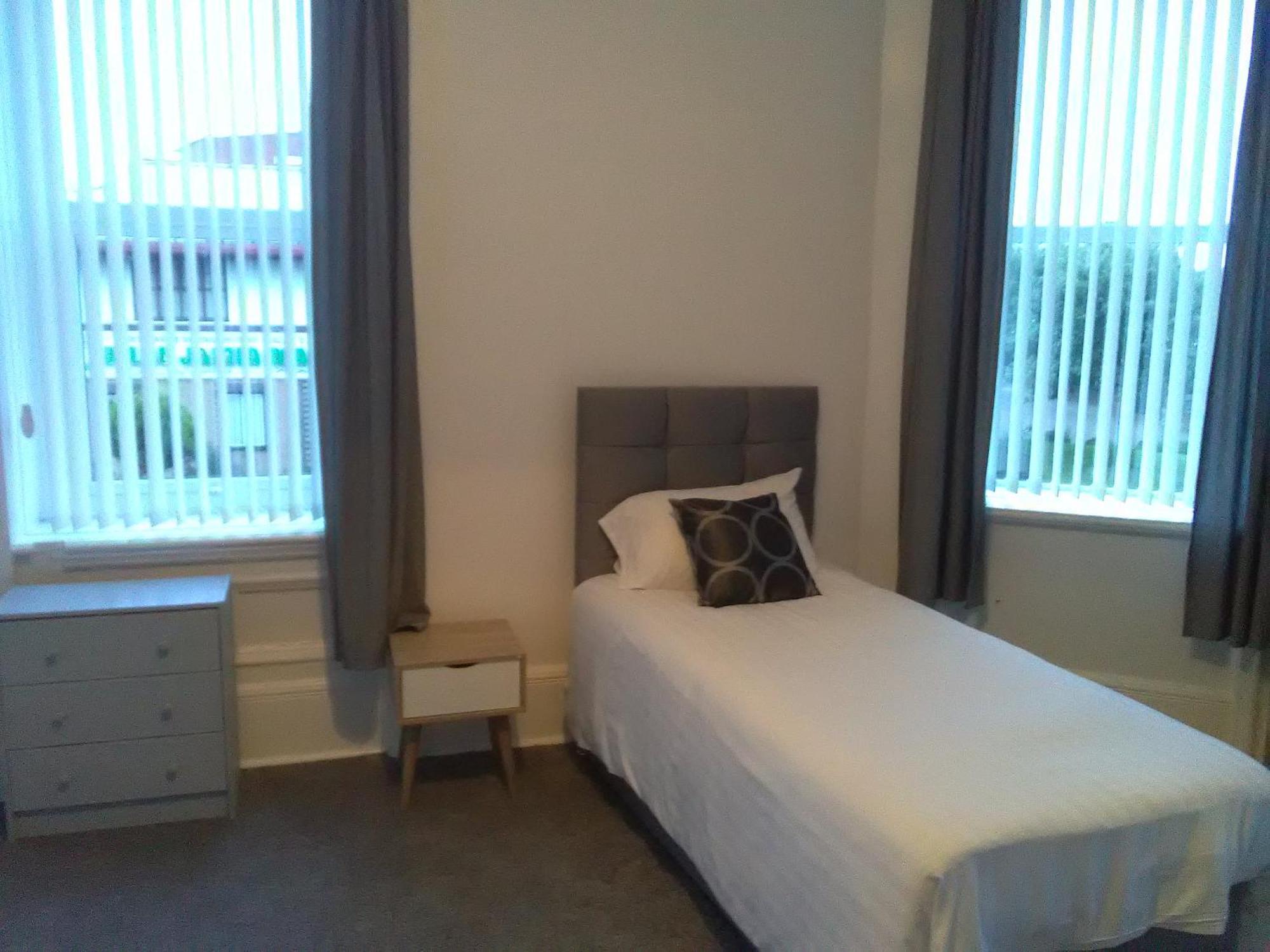 Newcastle West Hotel & Bar Номер фото