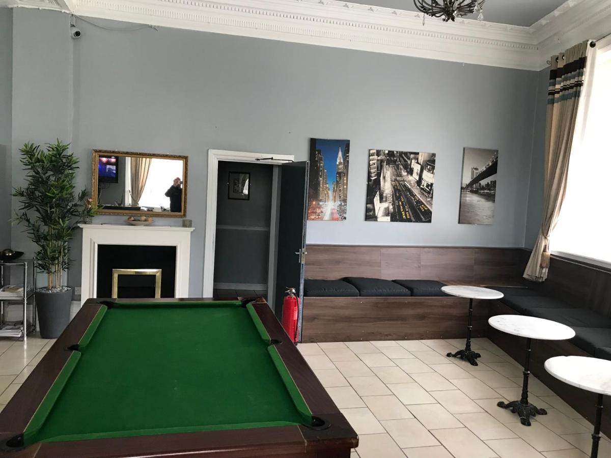 Newcastle West Hotel & Bar Екстер'єр фото