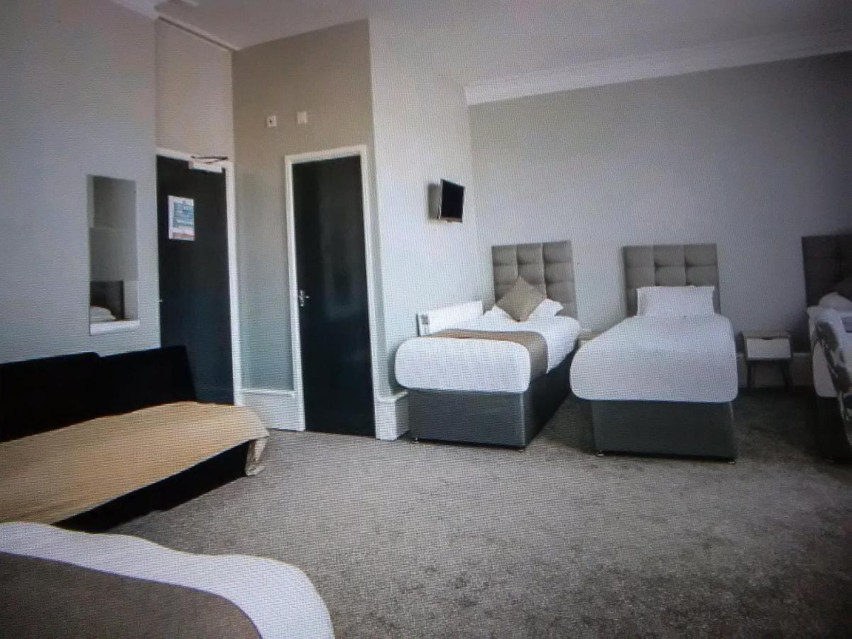 Newcastle West Hotel & Bar Екстер'єр фото
